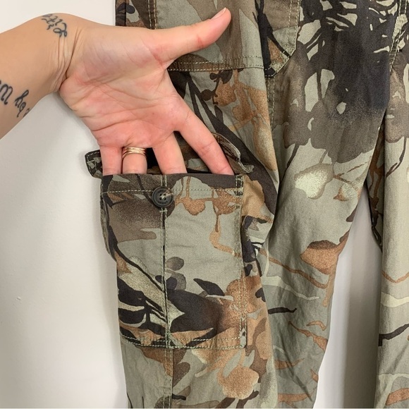 Chico's Printed Poplin Convertible Crop Cargo Pants Size 8 - Picture 6 of 13